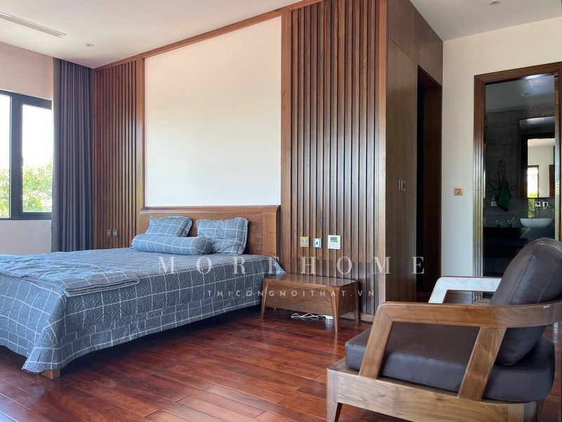 Thi công phòng ngủ nội thất gỗ tự nhiên với phong cách hiện đại để cung cấp sự tiện nghi cho người sử dụng trong cuộc sống hàng ngày của chủ nhân.